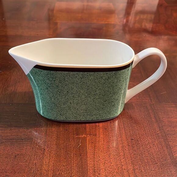 Victoria & Beale Porcelain Gravy Boat Dish - Picture 1 of 7